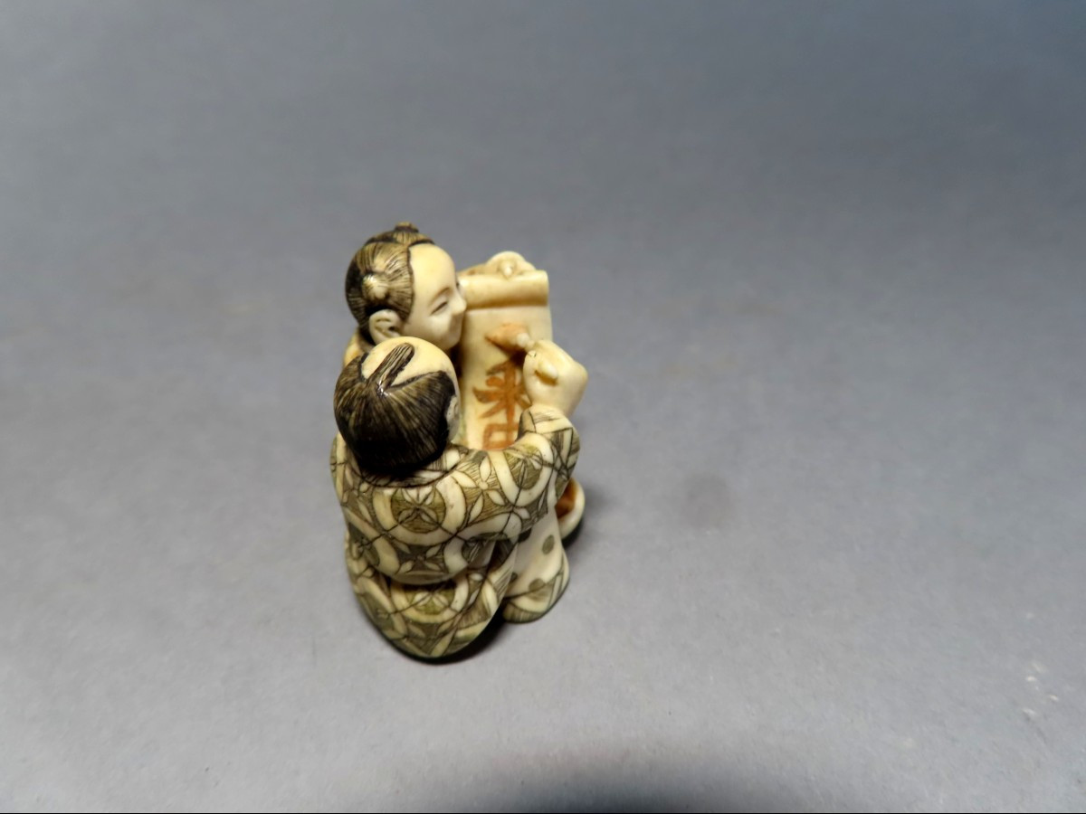 Netsuke en ivoire. Les petits scribes. Japon époque Taisho (1912-1928 )-photo-2