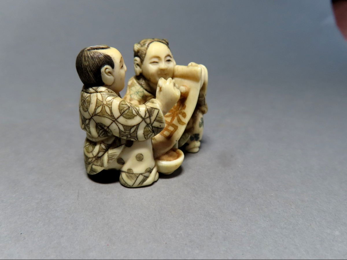 Netsuke en ivoire. Les petits scribes. Japon époque Taisho (1912-1928 )-photo-3