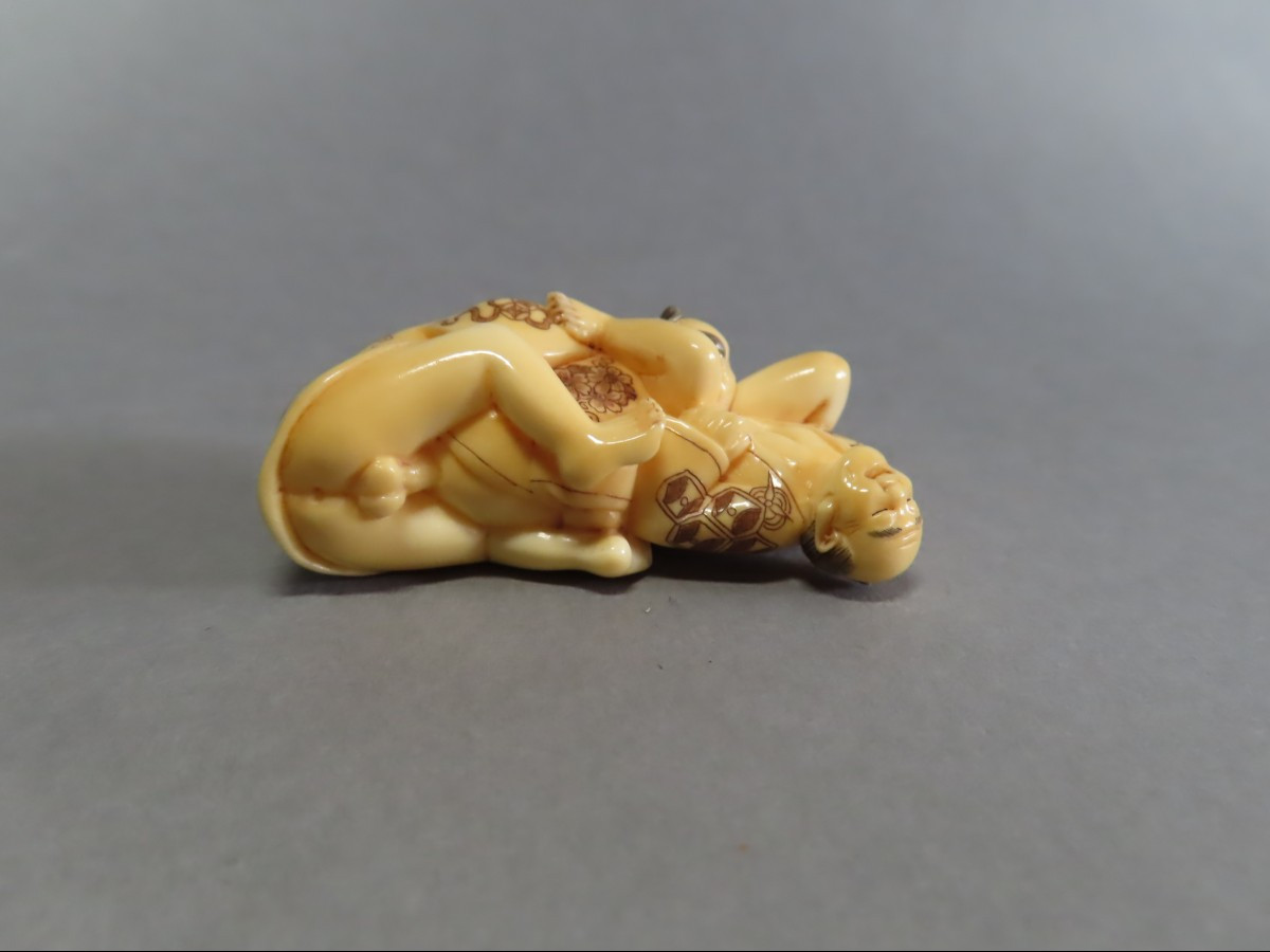 Netsuke  en ivoire. Groupe d'homosexuels. Curiosa. Japon époque Taisho (1912-1928 )-photo-2