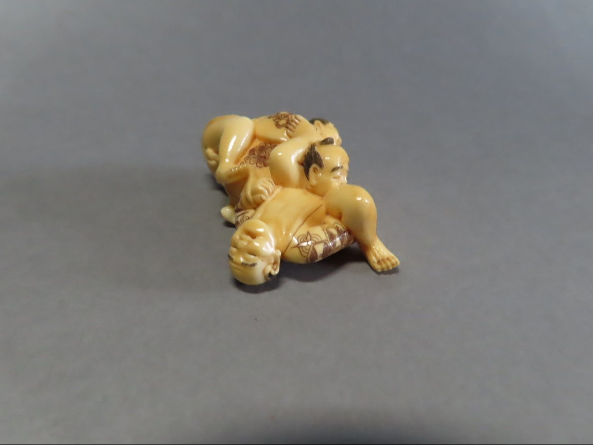 Netsuke  en ivoire. Groupe d'homosexuels. Curiosa. Japon époque Taisho (1912-1928 )-photo-3