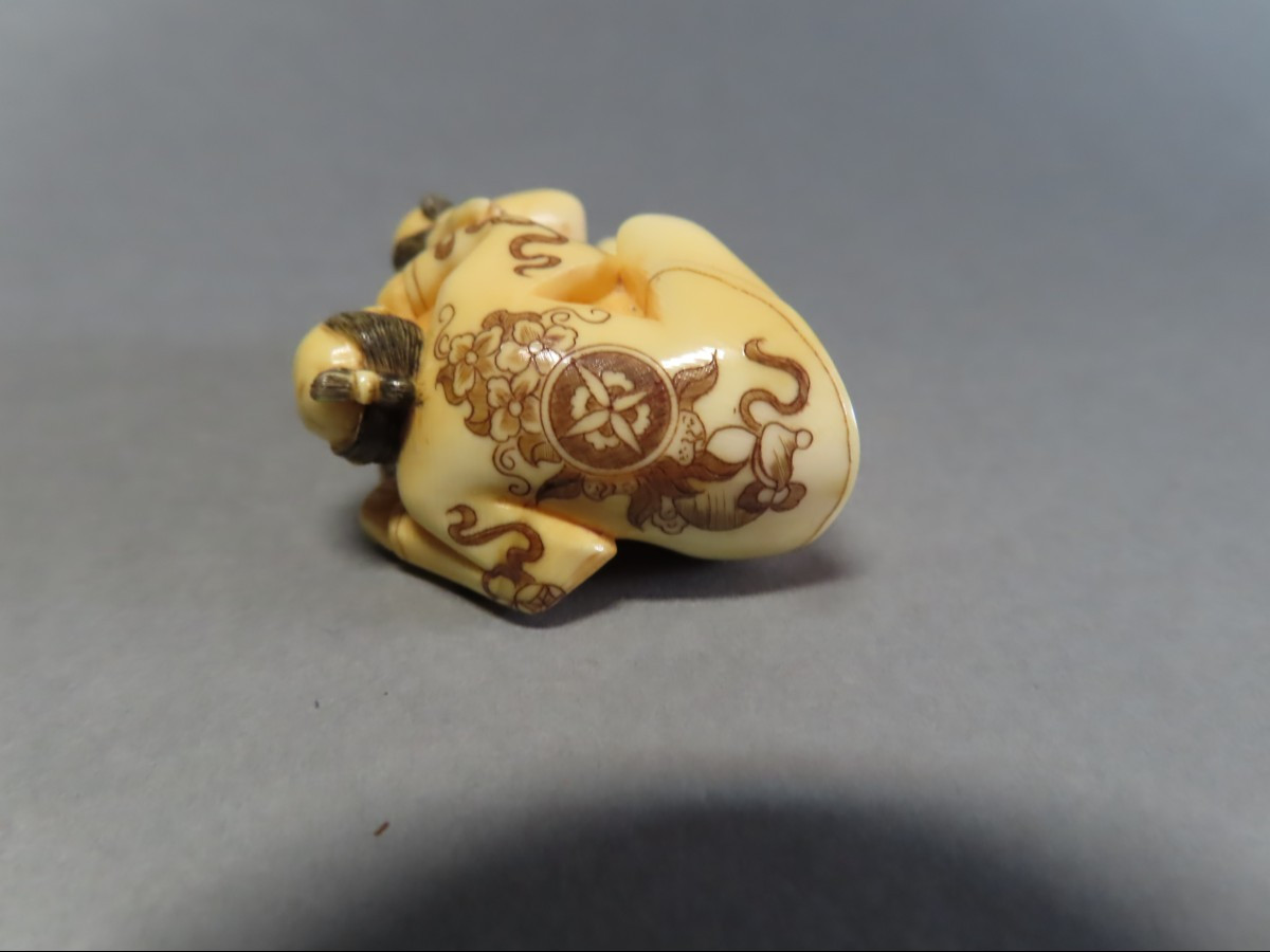 Netsuke  en ivoire. Groupe d'homosexuels. Curiosa. Japon époque Taisho (1912-1928 )-photo-4