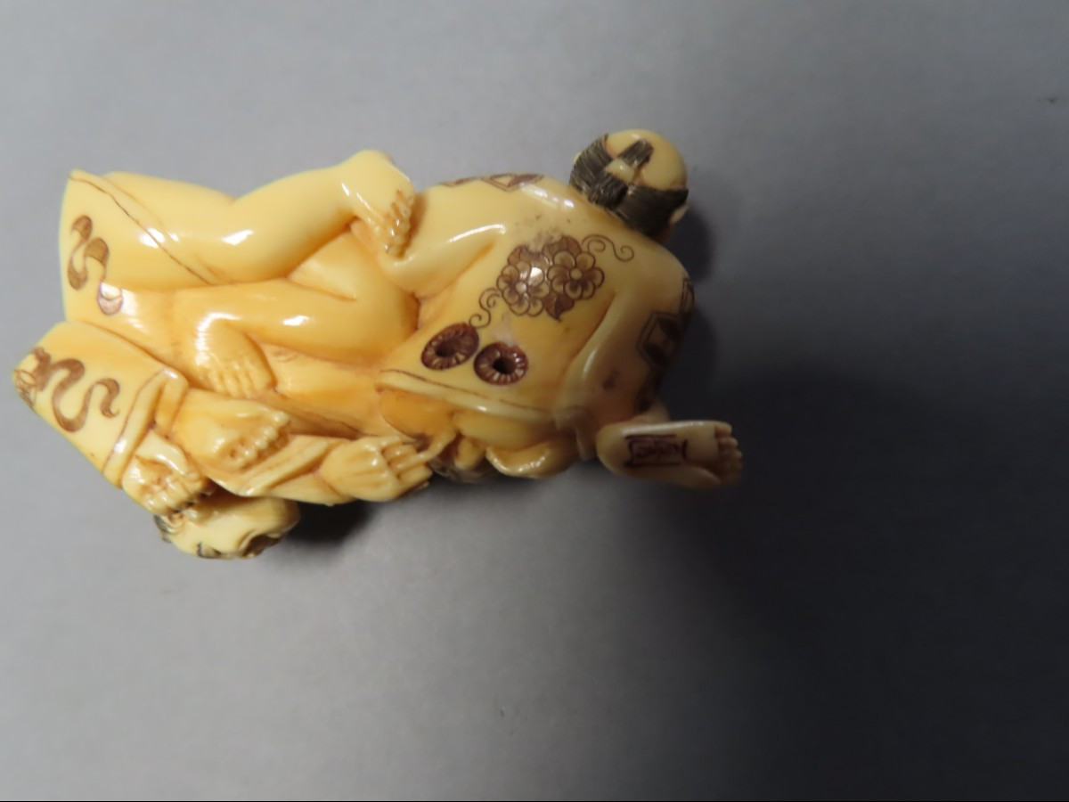 Netsuke  en ivoire. Groupe d'homosexuels. Curiosa. Japon époque Taisho (1912-1928 )-photo-1