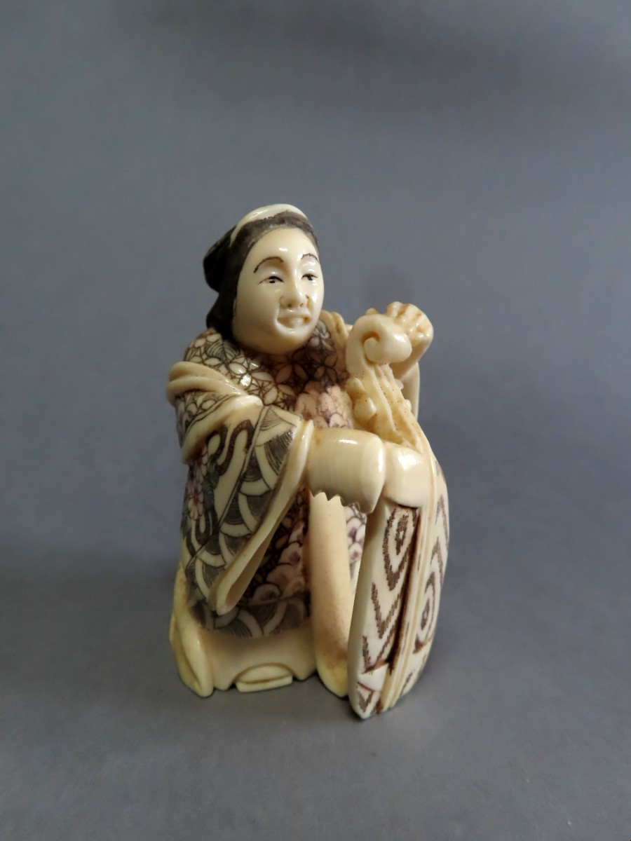 Okimono en ivoire. La déesse Benten. Signé Shozan, école de Tokyo. Japon époque Taisho.