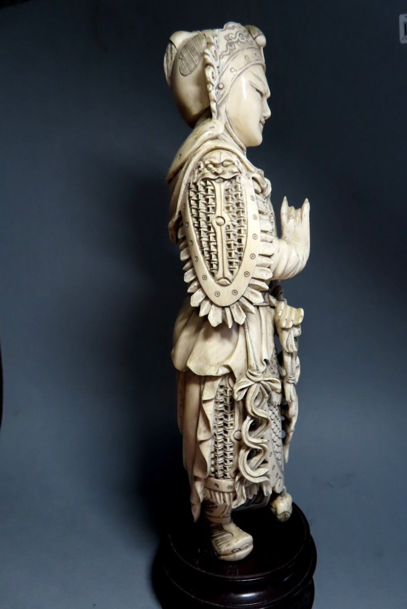 Okimono  en ivoire. Guerrier en armure. Chine début XXème.-photo-1