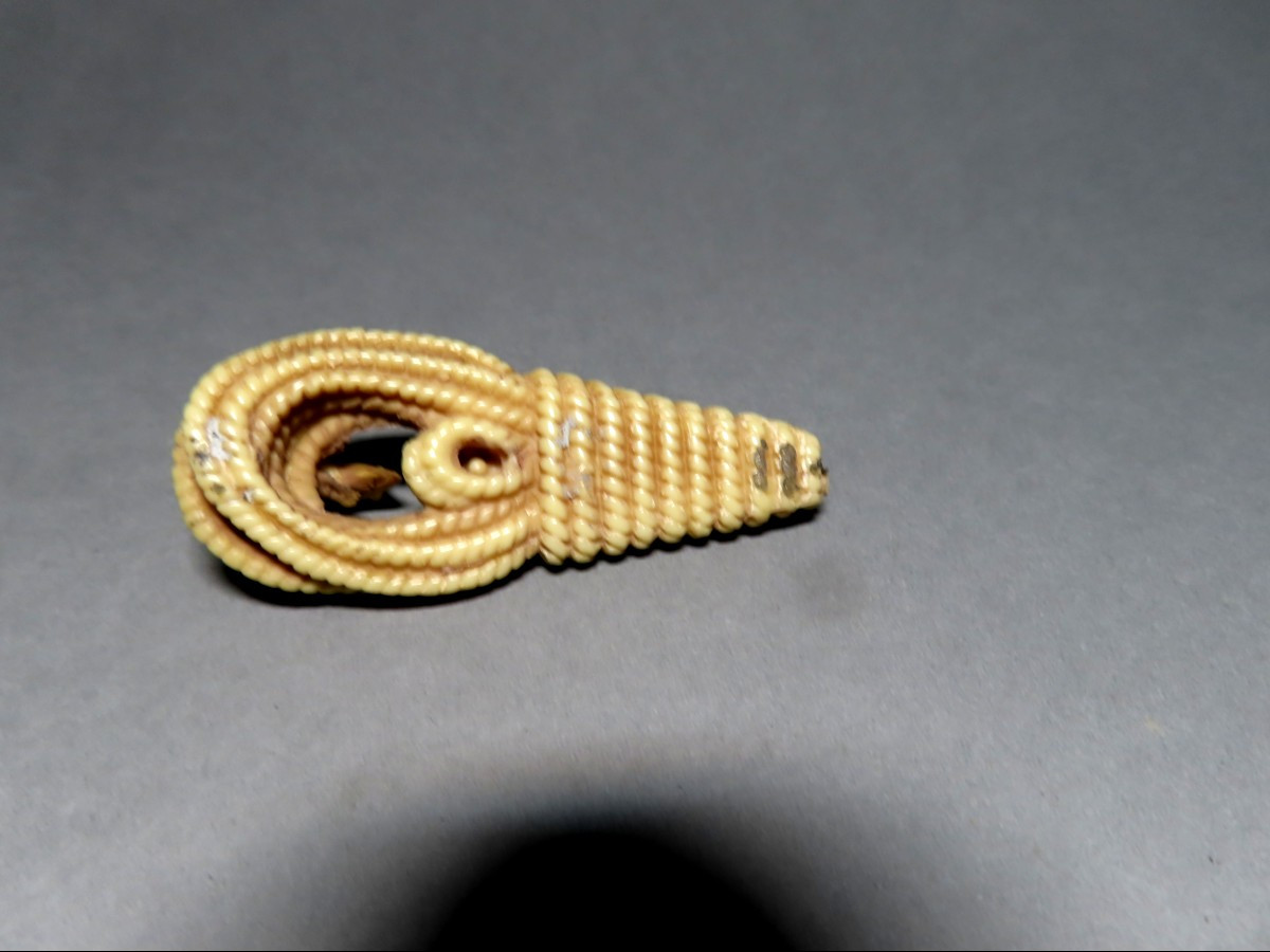 Netsuke en ivoire. Rat sur un cordage. Japon époque Meiji (1868-1912 )-photo-1