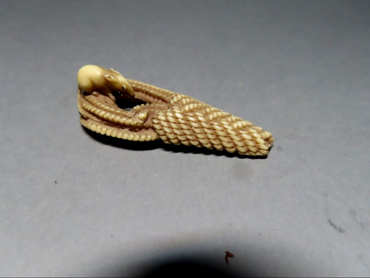 Netsuke en ivoire. Rat sur un cordage. Japon époque Meiji (1868-1912 )