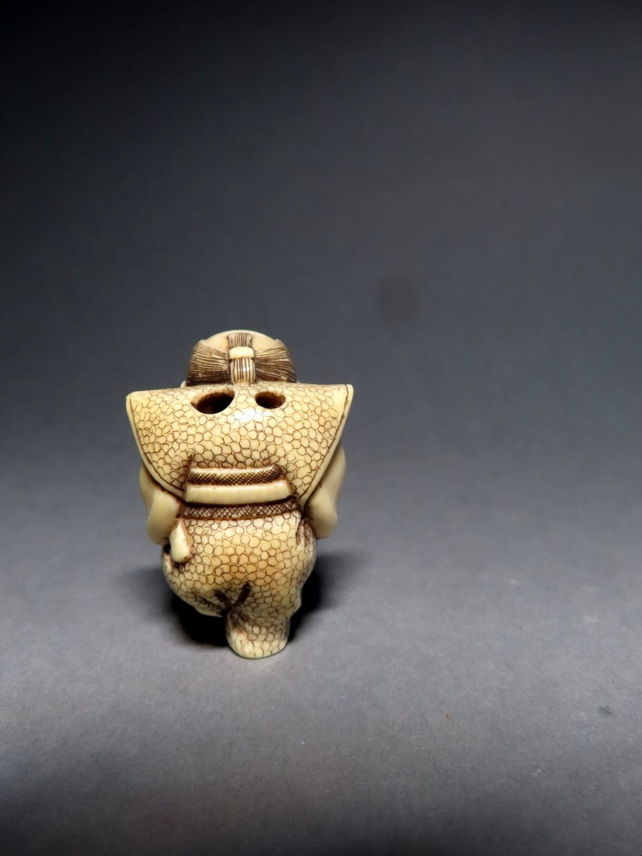 Netsuke en ivoire. L'apprenti samouraï. Japon époque Taisho (1912-1928 )-photo-3