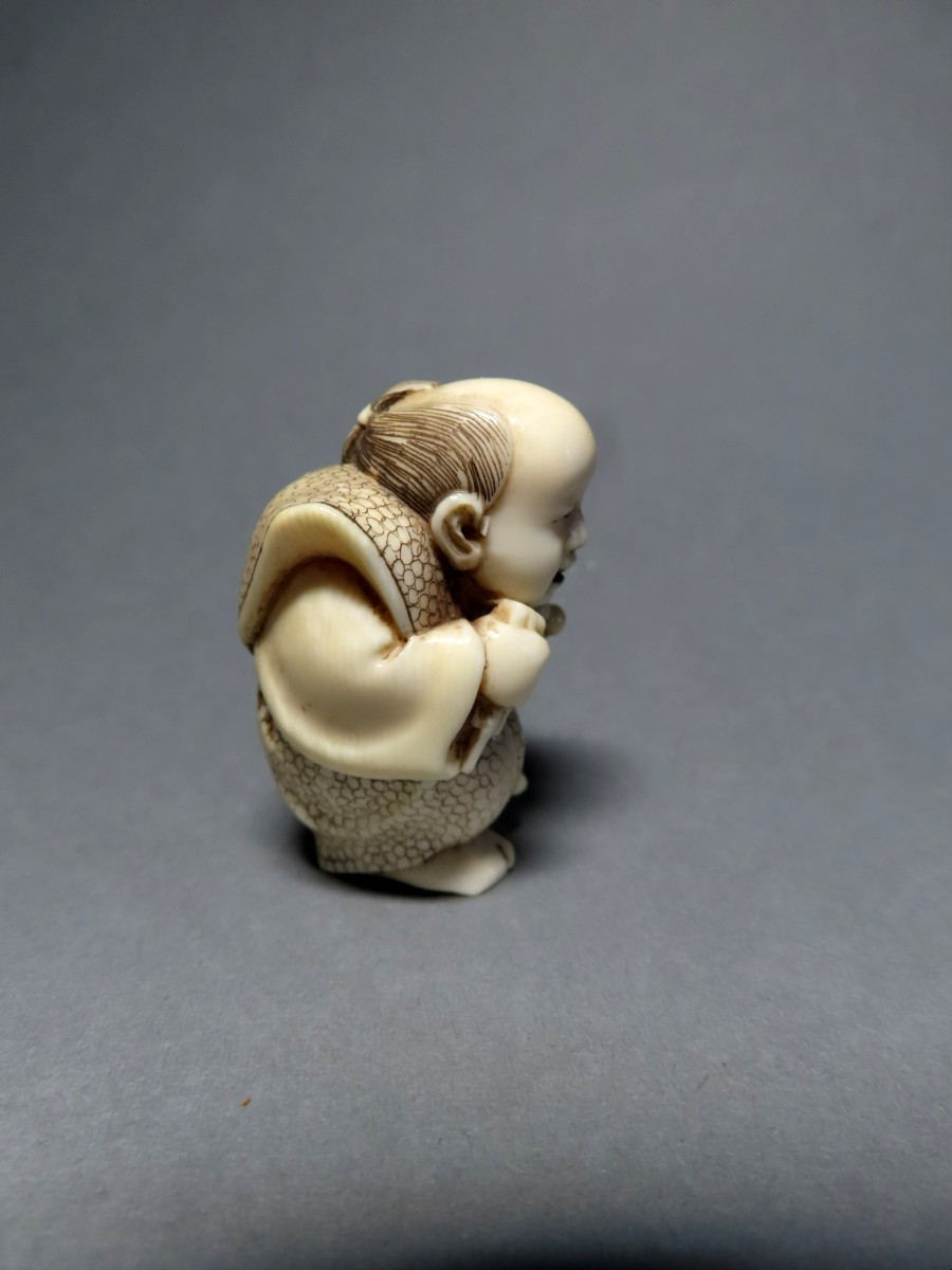 Netsuke en ivoire. L'apprenti samouraï. Japon époque Taisho (1912-1928 )-photo-4