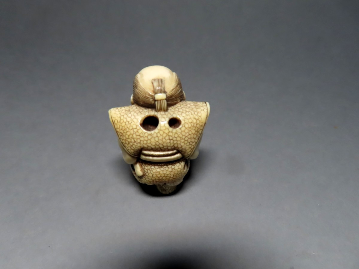 Netsuke en ivoire. L'apprenti samouraï. Japon époque Taisho (1912-1928 )-photo-1