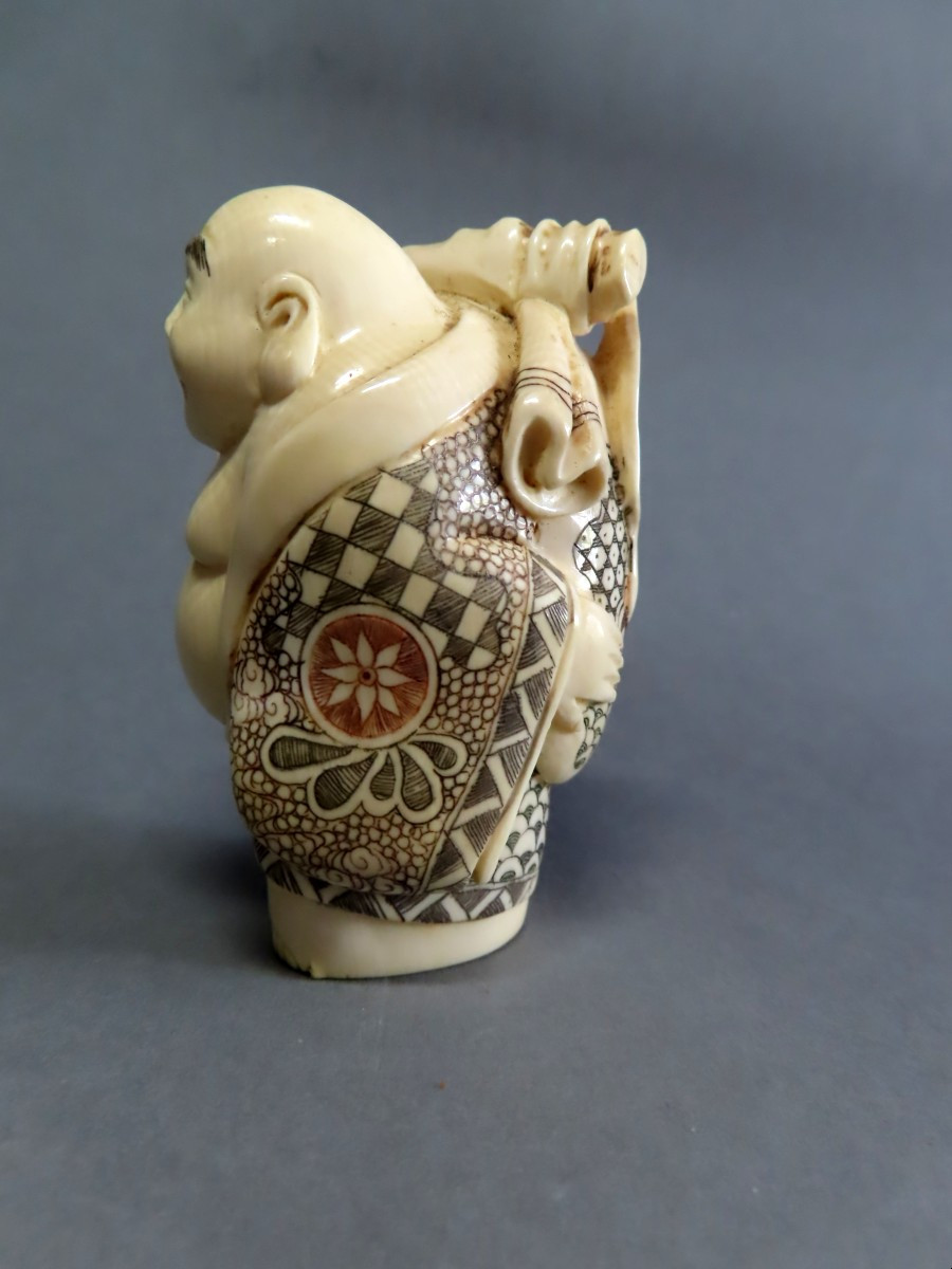 Okimono en ivoire. Hotei et son sac de richesses. Japon époque Taisho (1912-1928 )-photo-2