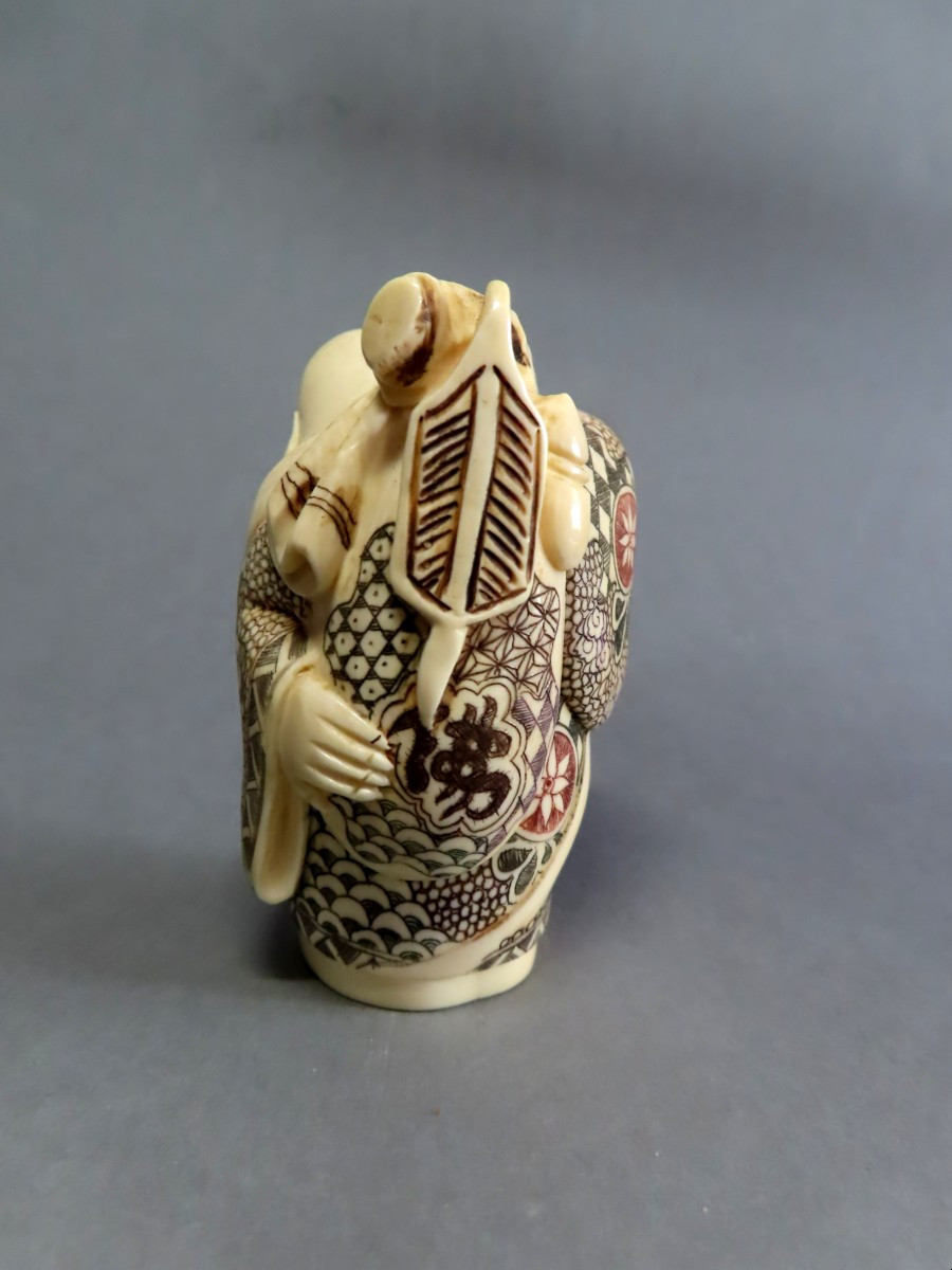 Okimono en ivoire. Hotei et son sac de richesses. Japon époque Taisho (1912-1928 )-photo-3
