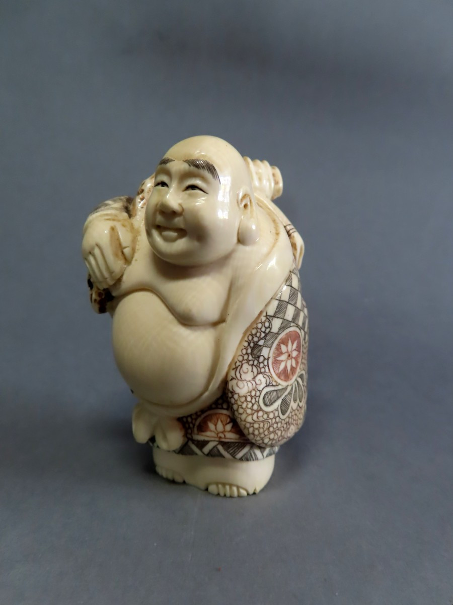 Okimono en ivoire. Hotei et son sac de richesses. Japon époque Taisho (1912-1928 )