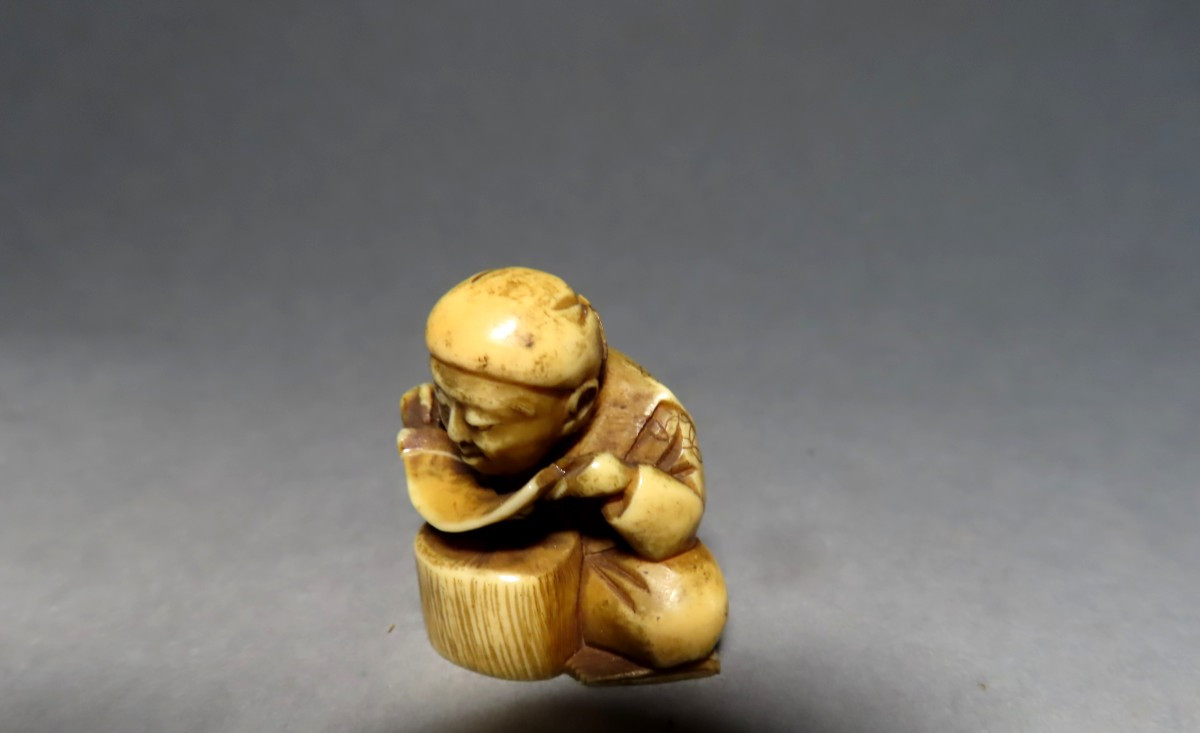Netsuke en ivoire. La lecture du kakemono. Japon époque Meiji (1868-1912 )-photo-2
