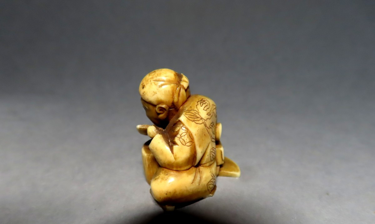 Netsuke en ivoire. La lecture du kakemono. Japon époque Meiji (1868-1912 )-photo-3