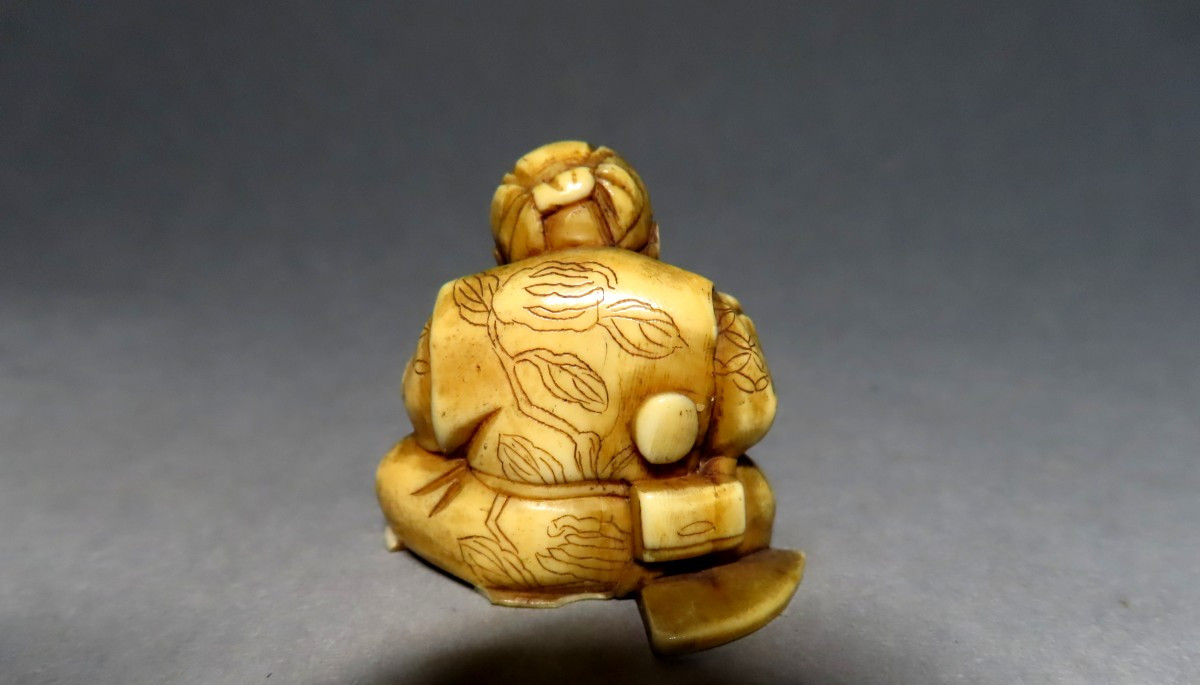 Netsuke en ivoire. La lecture du kakemono. Japon époque Meiji (1868-1912 )-photo-4