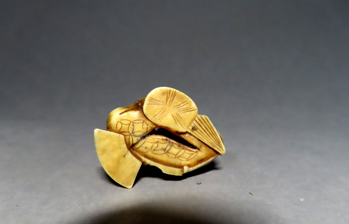 Netsuke en ivoire. La lecture du kakemono. Japon époque Meiji (1868-1912 )-photo-3