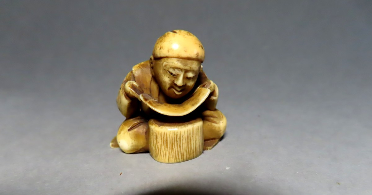 Netsuke en ivoire. La lecture du kakemono. Japon époque Meiji (1868-1912 )