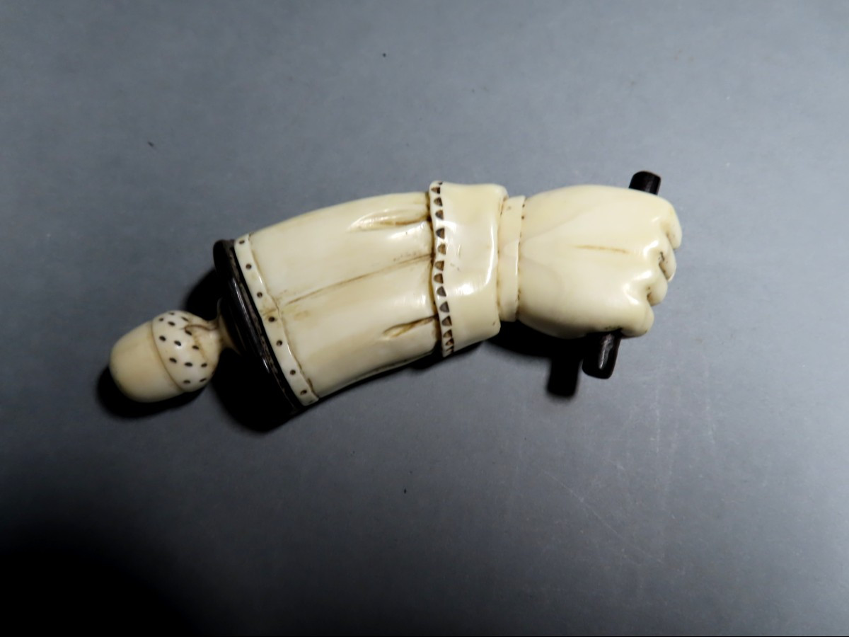 Etui   à allumettes en ivoire. Pyrogène . XIXème