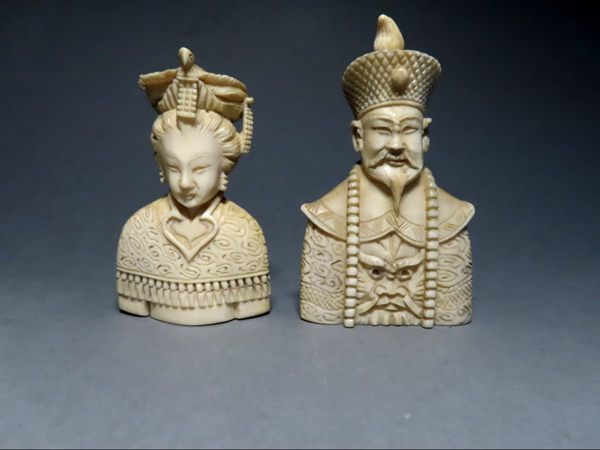 Deux tabatières en ivoire.  L'empereur et l'impératrice. Chine 1920-30.