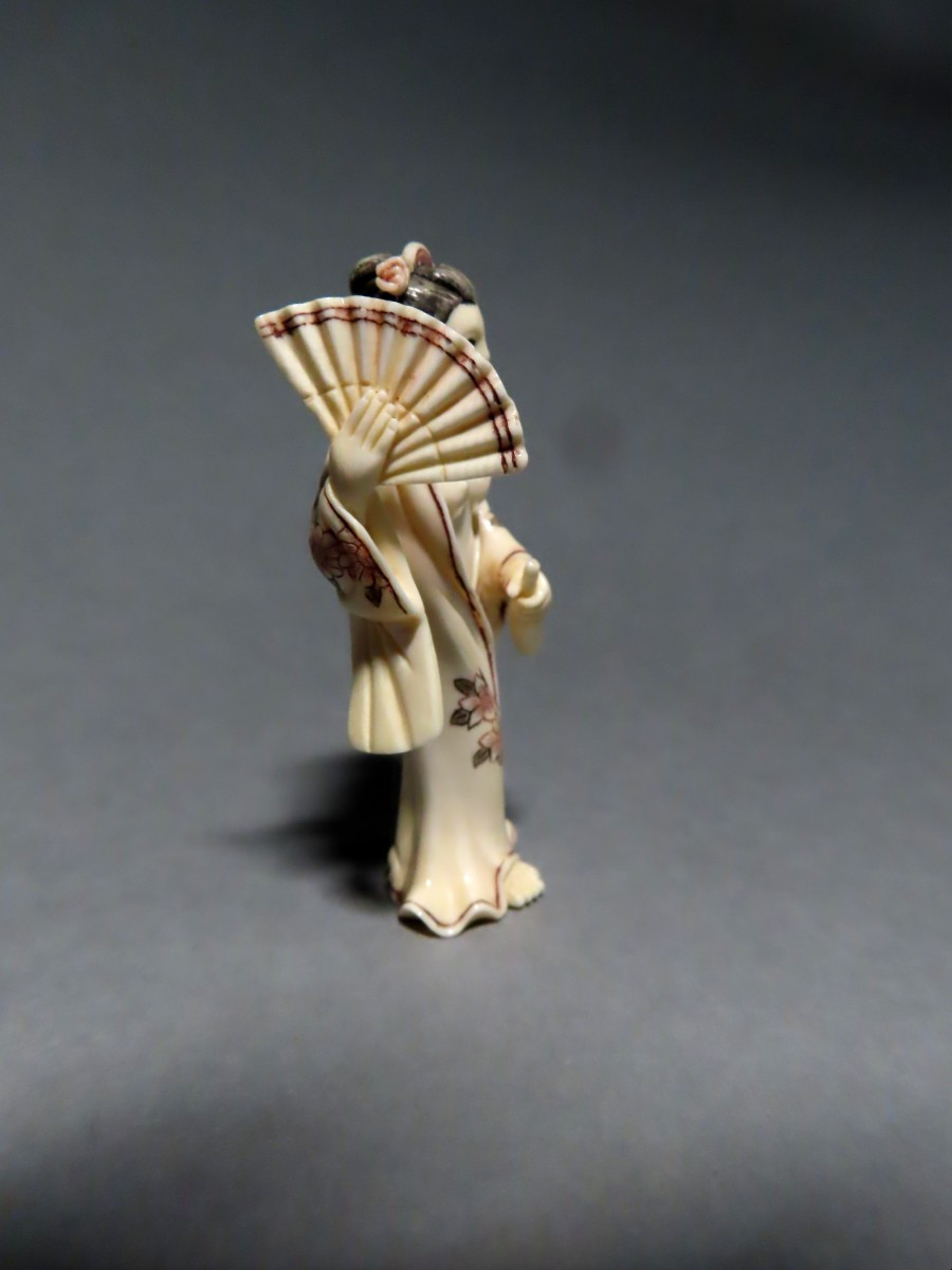 Netsuke en ivoire. Geisha aux seins dénudés. Signé Tamayuki, Japon époque Taisho (1912-1928 )-photo-1