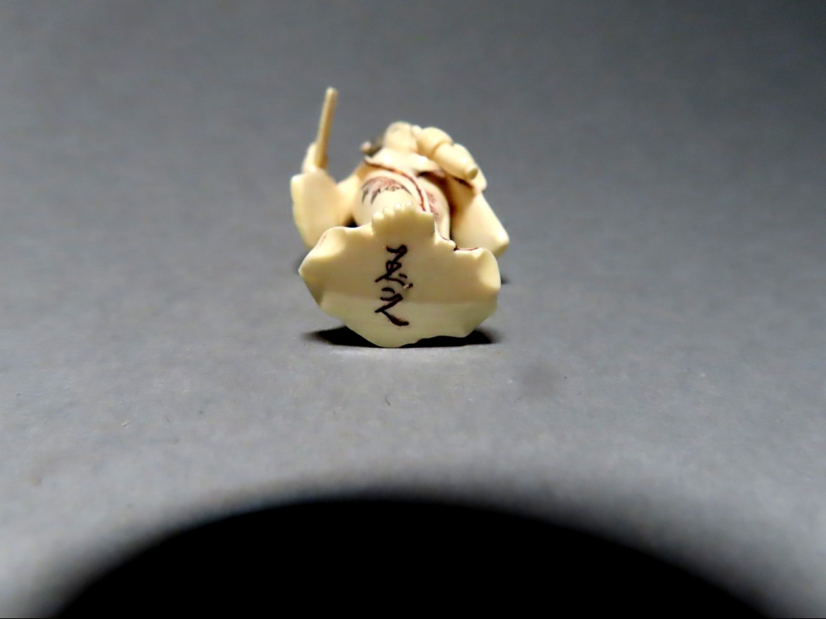 Netsuke en ivoire. Geisha aux seins dénudés. Signé Tamayuki, Japon époque Taisho (1912-1928 )-photo-4