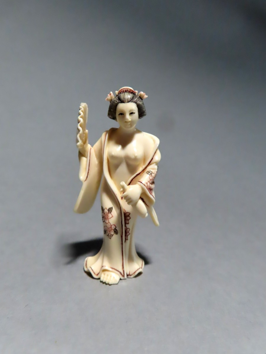 Netsuke en ivoire. Geisha aux seins dénudés. Signé Tamayuki, Japon époque Taisho (1912-1928 )