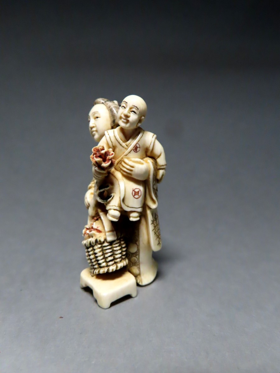 Ivory Netsuke. The Little Flower Seller. Japan, Taisho Period (1912-1928)-photo-2