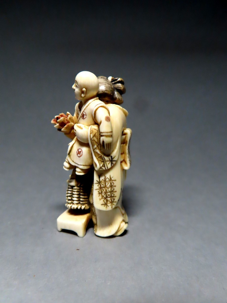 Ivory Netsuke. The Little Flower Seller. Japan, Taisho Period (1912-1928)-photo-3