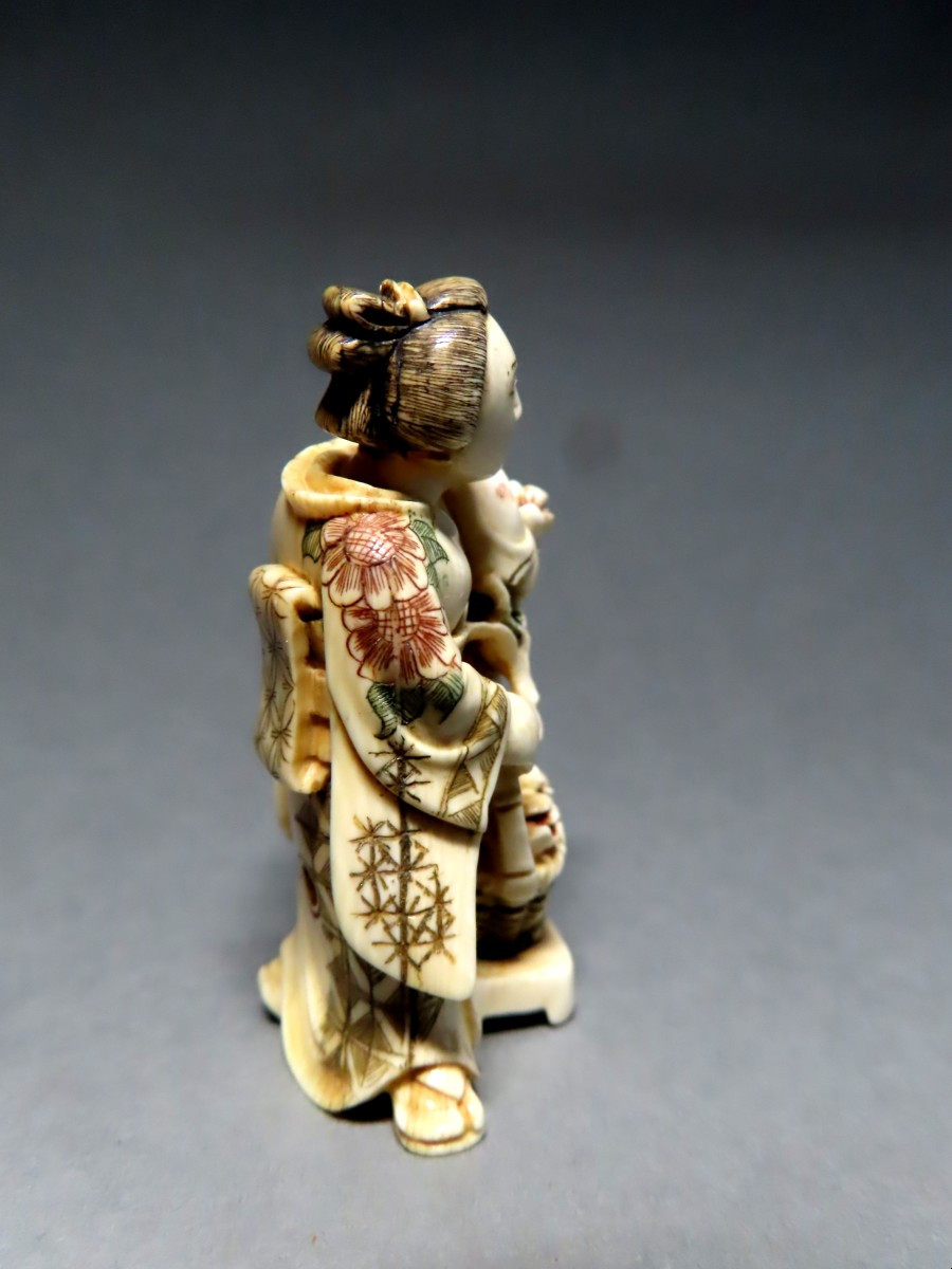 Ivory Netsuke. The Little Flower Seller. Japan, Taisho Period (1912-1928)-photo-1