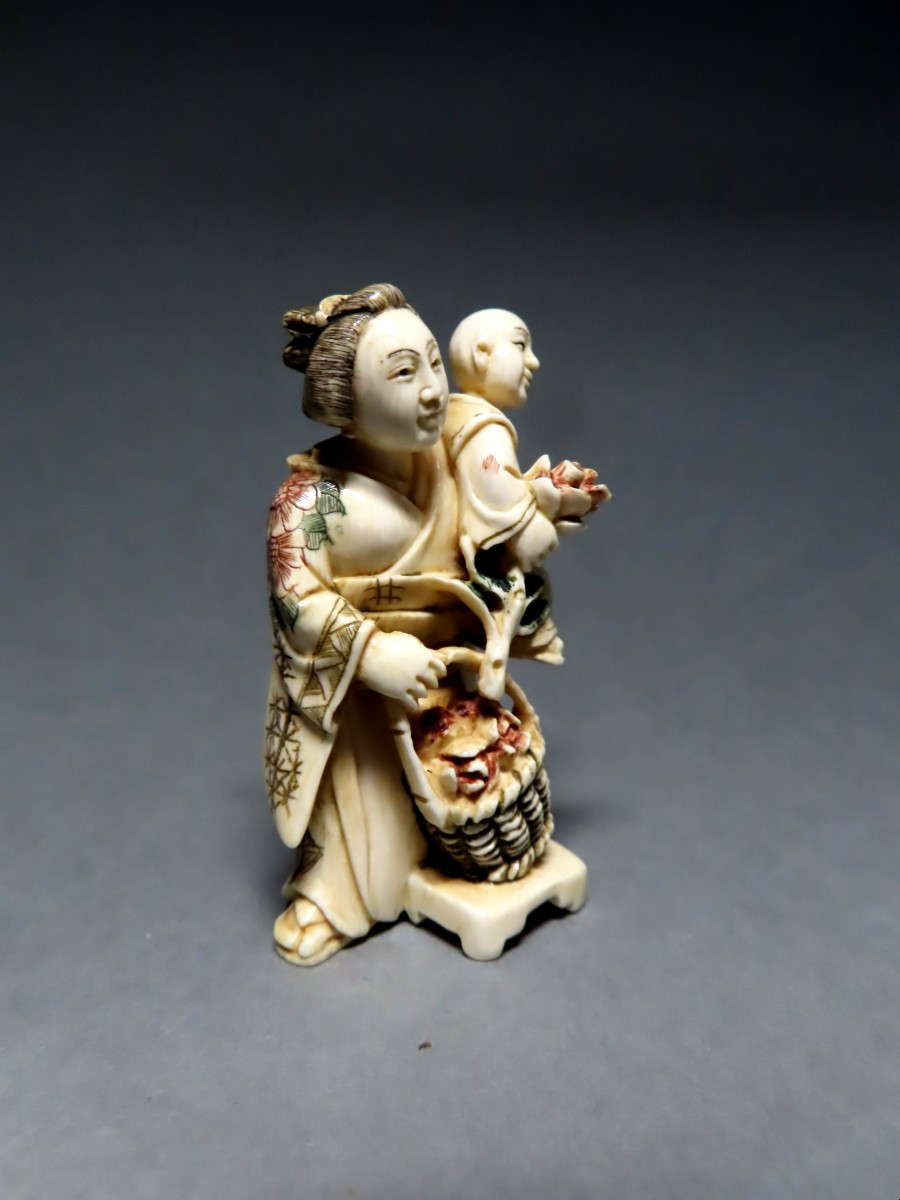 Ivory Netsuke. The Little Flower Seller. Japan, Taisho Period (1912-1928)-photo-2