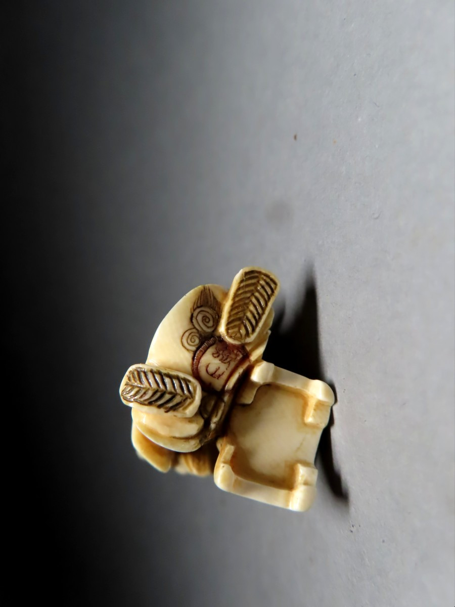 Ivory Netsuke. The Little Flower Seller. Japan, Taisho Period (1912-1928)-photo-3