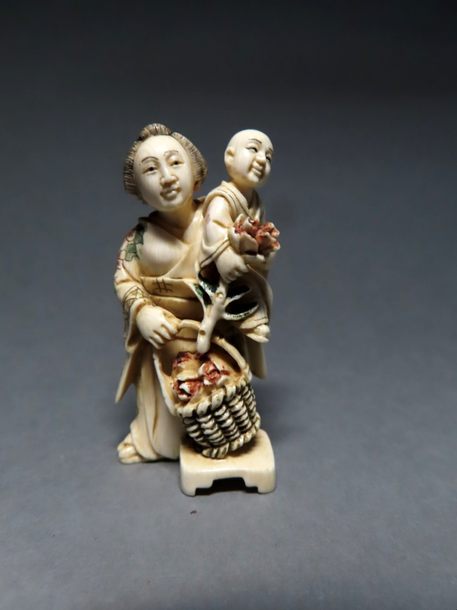 Ivory Netsuke. The Little Flower Seller. Japan, Taisho Period (1912-1928)-photo-2