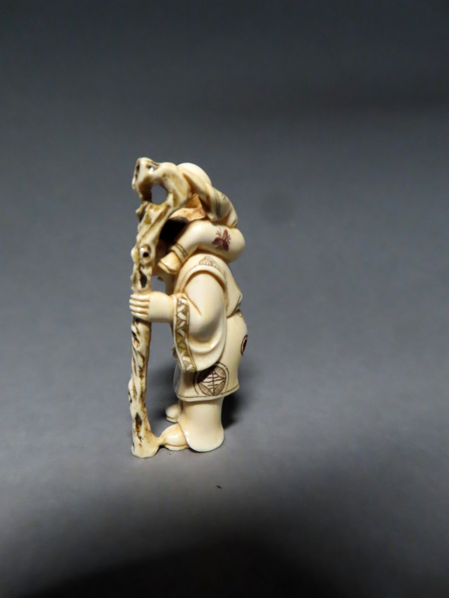 Ivory Netsuke. A Pilgrim. Japan, Taisho Period (1912-1928)-photo-3
