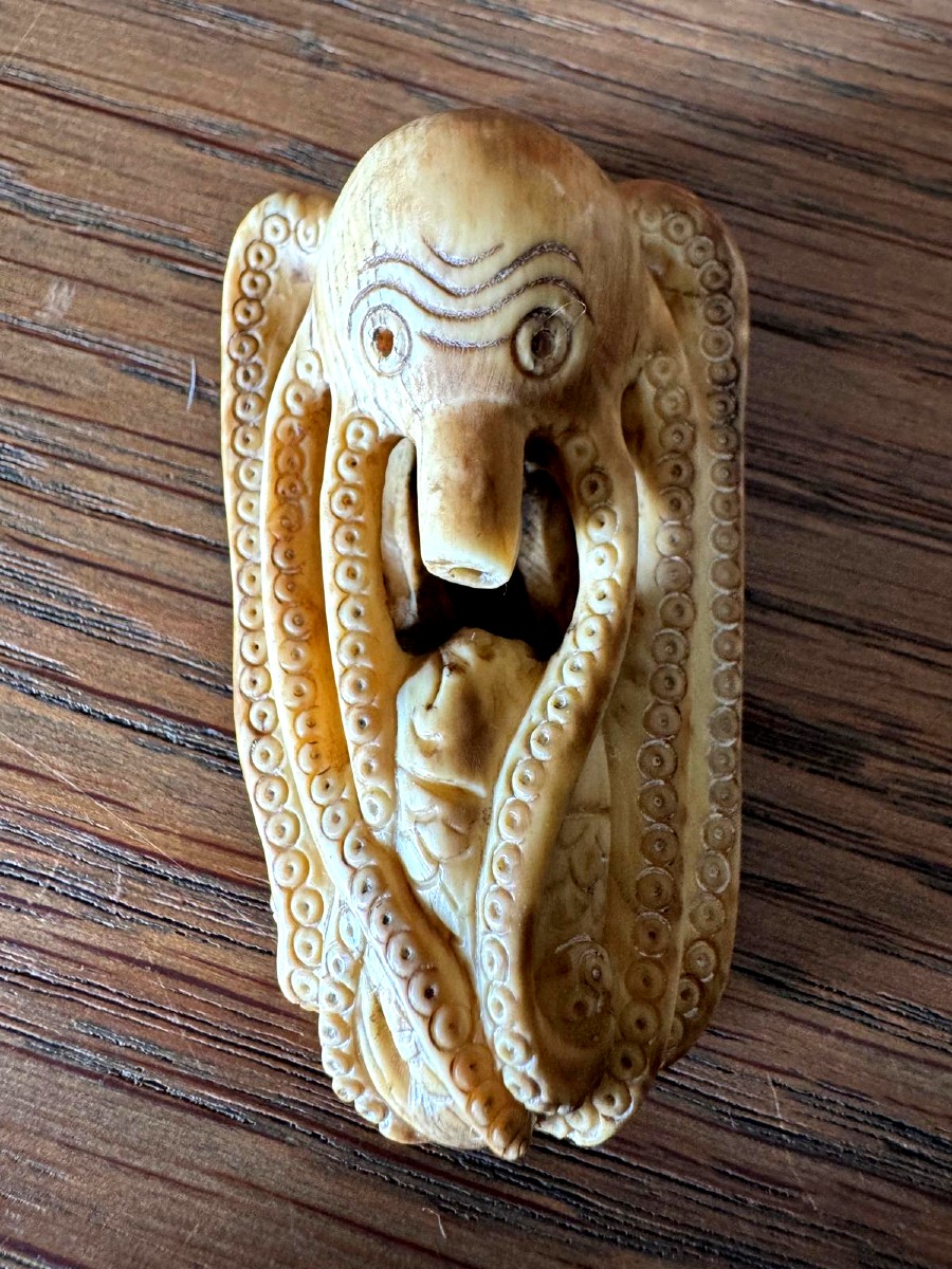 Netsuke en ivoire. Pieuvre prédatrice. Japon époque Meiji (1868-1912 )