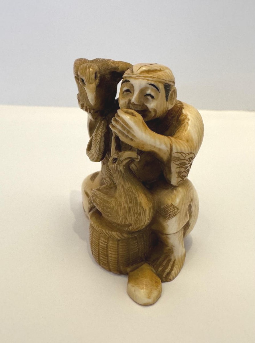 Netsuke en ivoire. Pêcheur aux cormorans. Gyokuyuki . Japon époque Meiji (1868-1912 )-photo-2