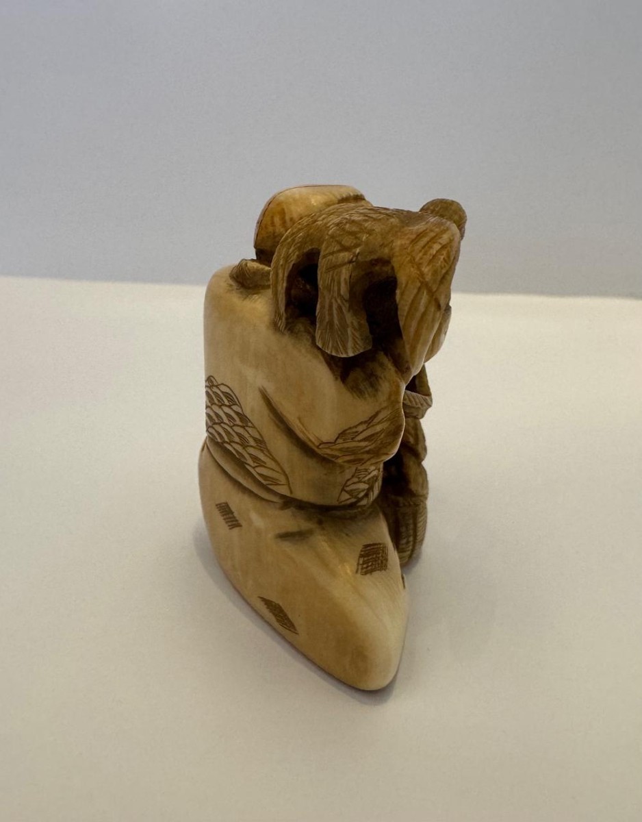 Netsuke en ivoire. Pêcheur aux cormorans. Gyokuyuki . Japon époque Meiji (1868-1912 )-photo-1