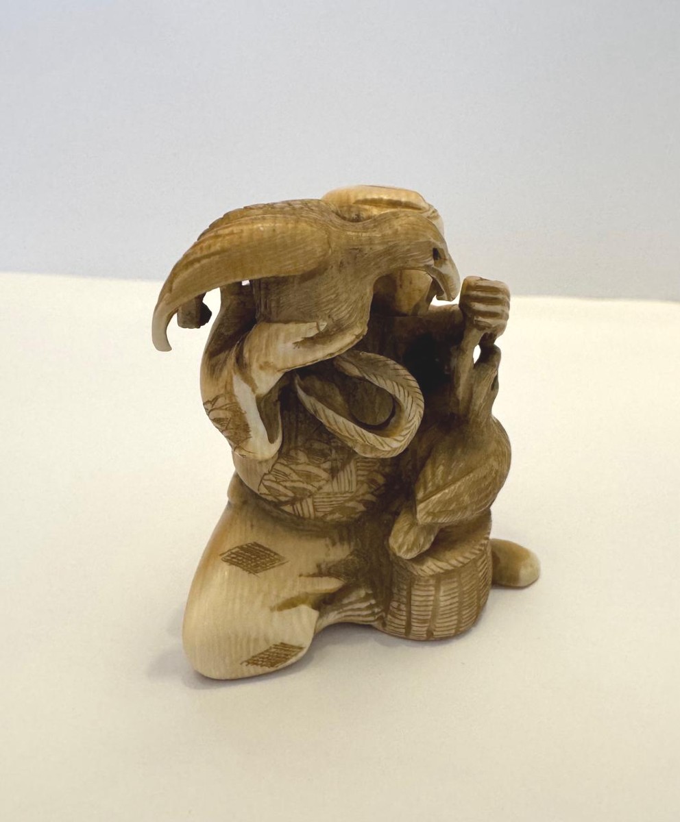 Netsuke en ivoire. Pêcheur aux cormorans. Gyokuyuki . Japon époque Meiji (1868-1912 )-photo-2