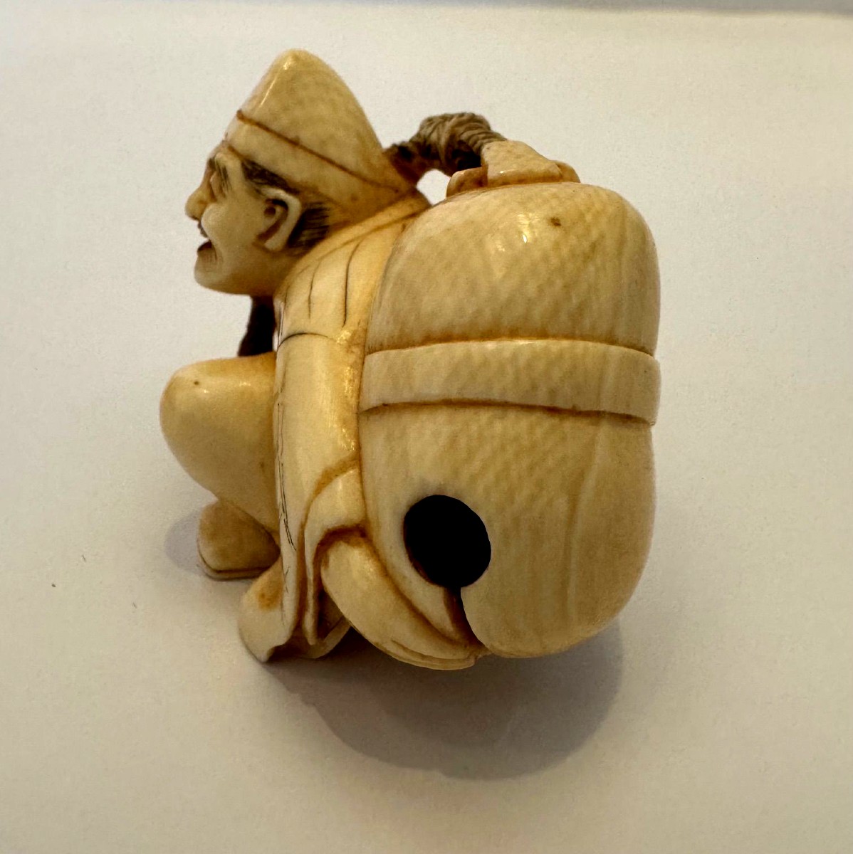 Netsuke en ivoire. Musicien  au mokugyo. Japon époque Meiji (1868-1912 )-photo-2