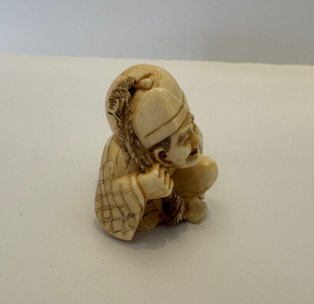 Netsuke en ivoire. Musicien  au mokugyo. Japon époque Meiji (1868-1912 )-photo-4