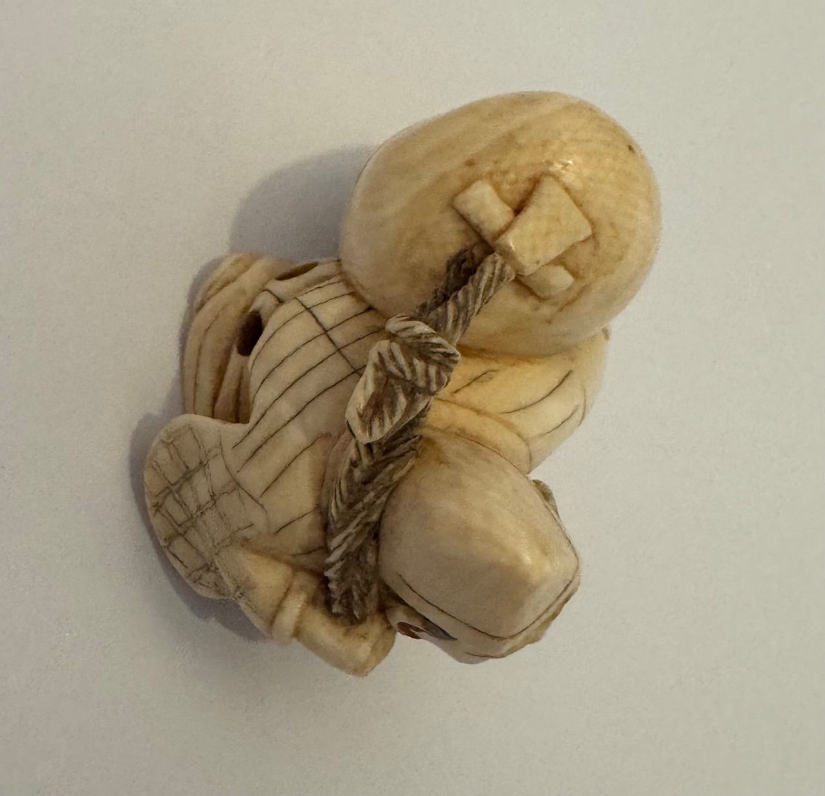 Netsuke en ivoire. Musicien  au mokugyo. Japon époque Meiji (1868-1912 )-photo-2