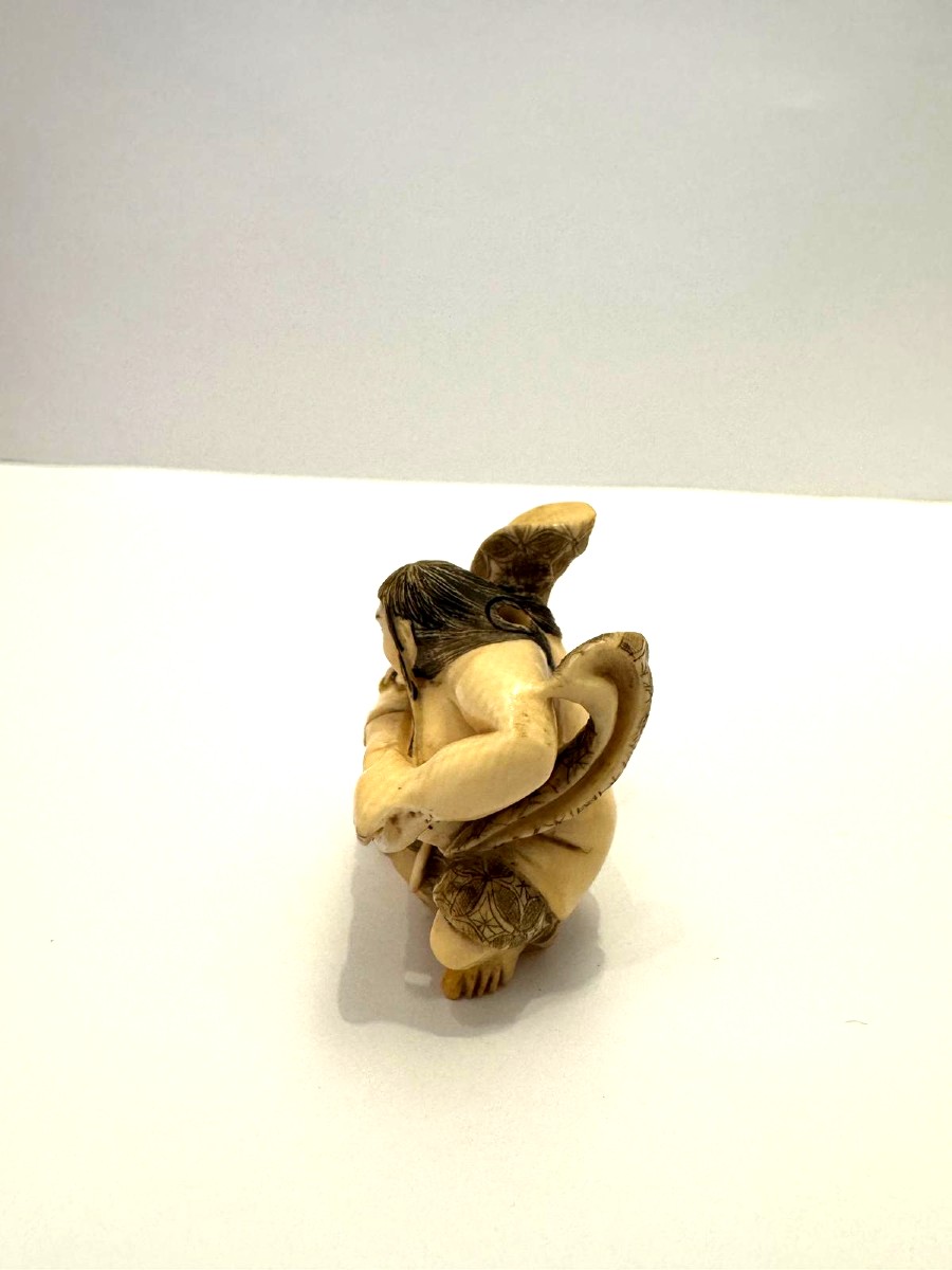 Netsuke en ivoire. Kintaro au travail. Japon époque Taisho (1912-1928 )-photo-2
