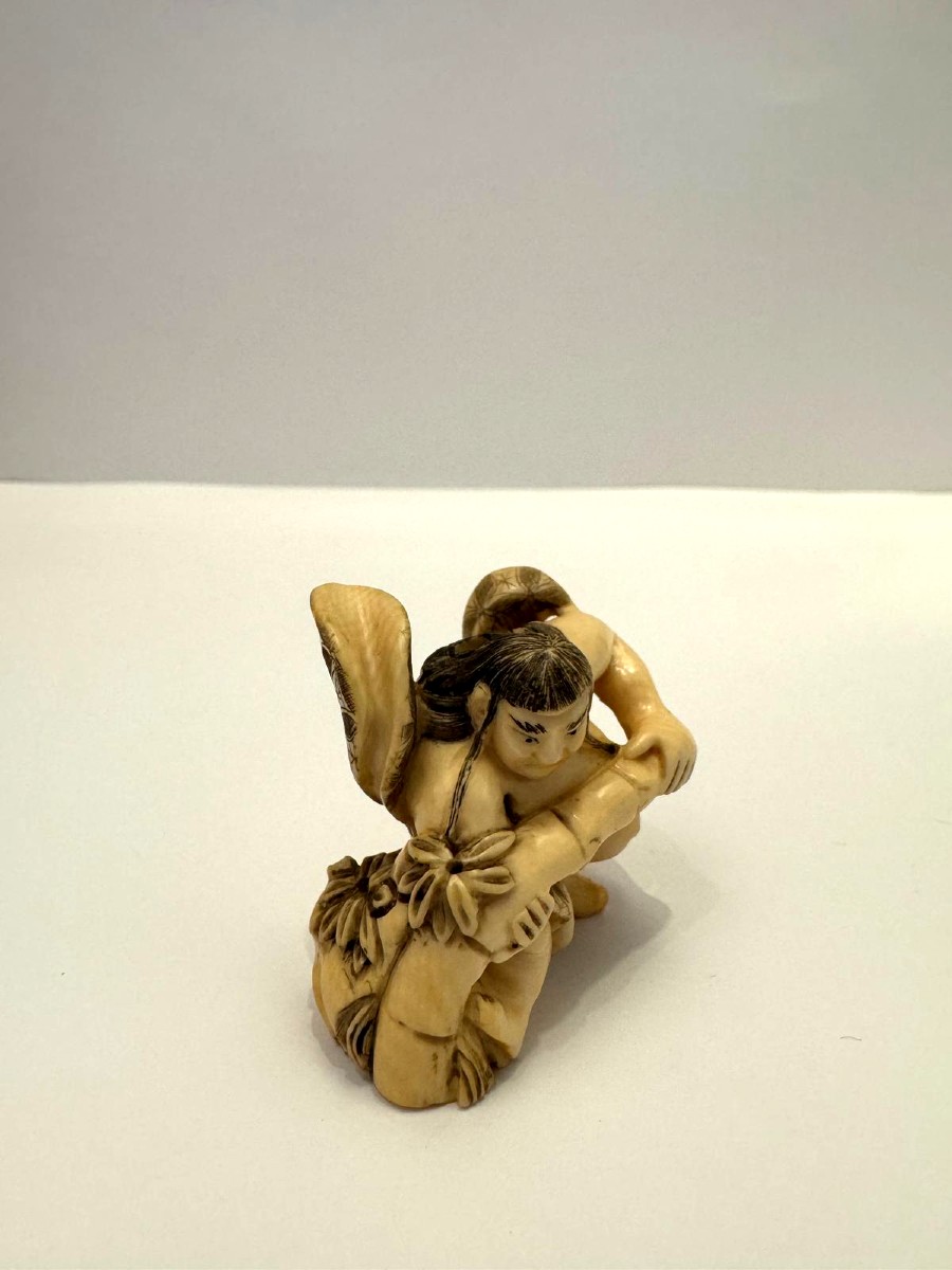 Netsuke en ivoire. Kintaro au travail. Japon époque Taisho (1912-1928 )-photo-1