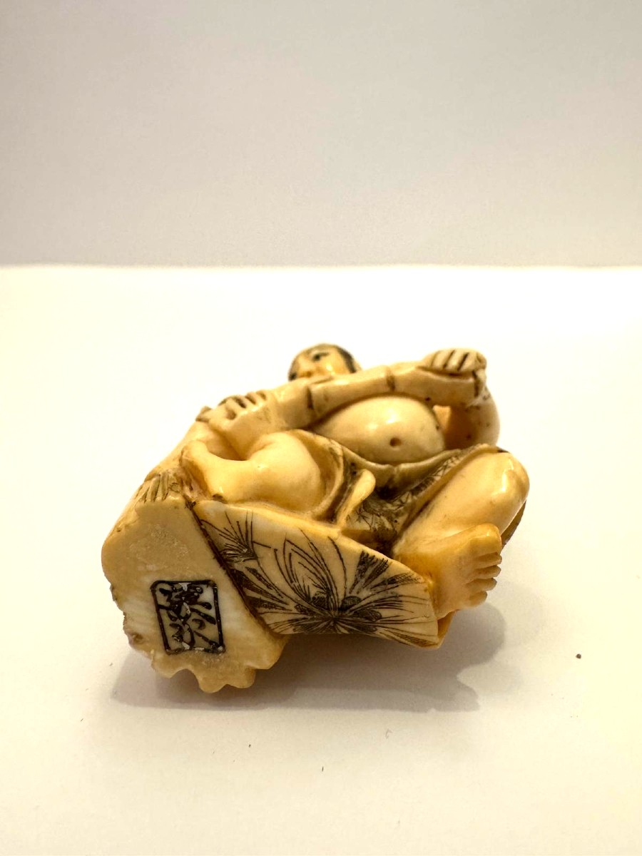 Netsuke en ivoire. Kintaro au travail. Japon époque Taisho (1912-1928 )-photo-3
