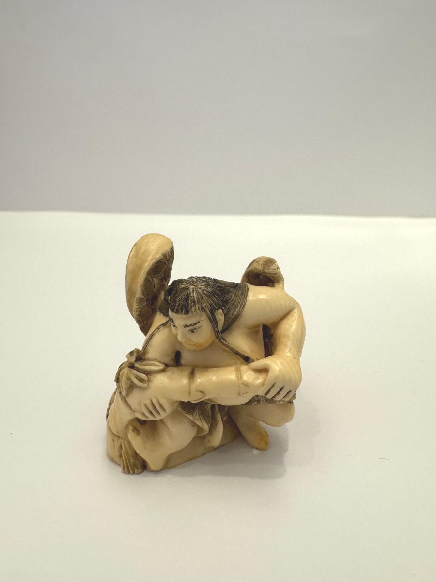 Netsuke en ivoire. Kintaro au travail. Japon époque Taisho (1912-1928 )