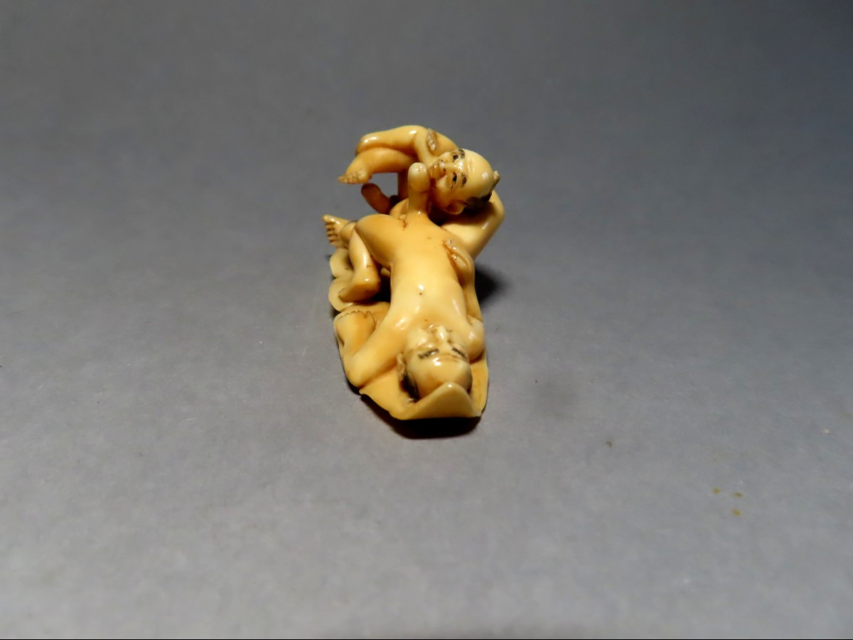 Netsuke érotique en ivoire. Curiosa. Japon époque Taisho (1912-1928 )-photo-2