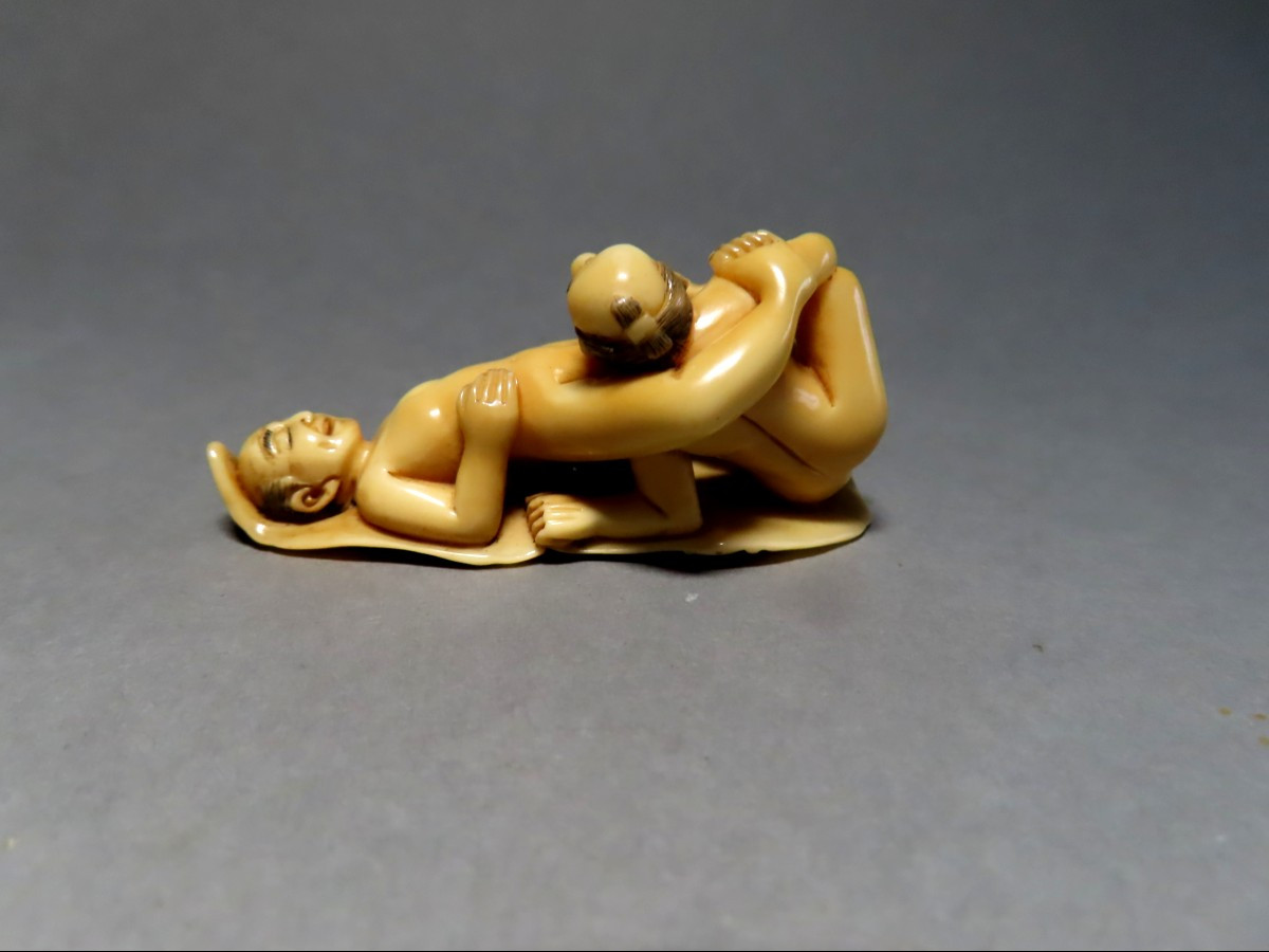 Netsuke érotique en ivoire. Curiosa. Japon époque Taisho (1912-1928 )-photo-3