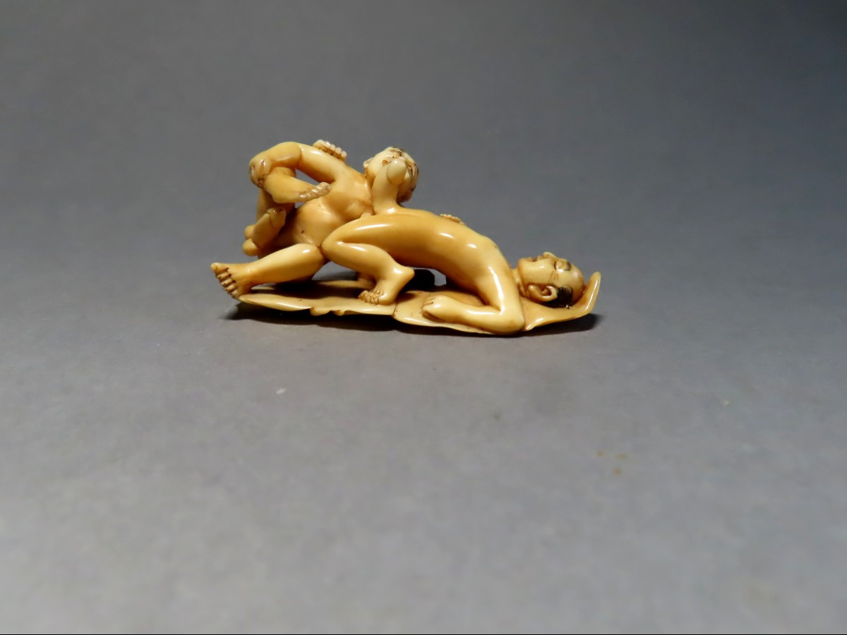 Netsuke érotique en ivoire. Curiosa. Japon époque Taisho (1912-1928 )
