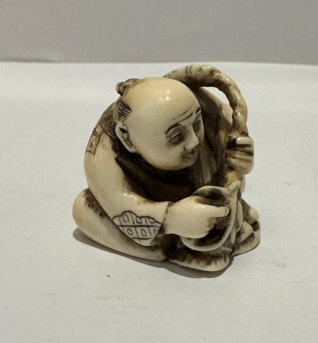Netsuke en ivoire. Ebeniste au travail. Japon époque Meiji (1868-1912 )-photo-2