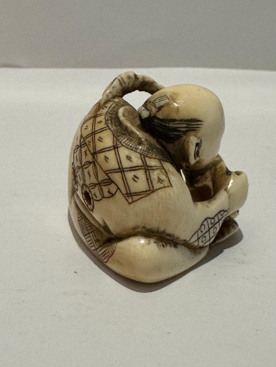 Netsuke en ivoire. Ebeniste au travail. Japon époque Meiji (1868-1912 )-photo-4