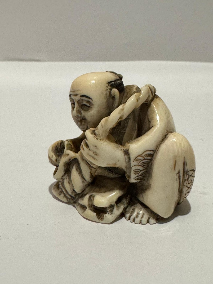 Netsuke en ivoire. Ebeniste au travail. Japon époque Meiji (1868-1912 )-photo-1
